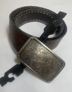 Ledergürtel mit gravierter Schnalle Damen 34-36 braun Leder Metall Design Neu mit Etikett - Bild 1 von 4