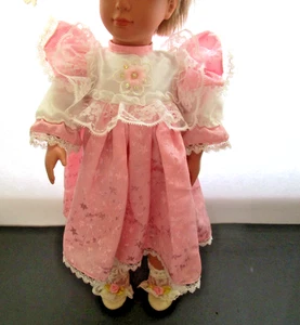Puppenkleidung für 18 Zoll Puppe rosa Brokat viktorianisches Kleid mit Spitze + Socken Schuhe - Bild 1 von 6