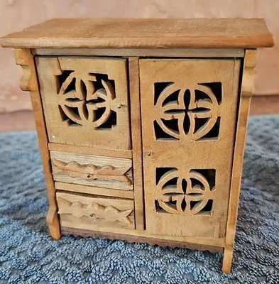 Casa de muñecas tallada con muebles ornamentados artesanales miniatura vintage armario madera Foto 1 de 4