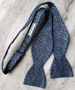 NWoT John Henric Milano Silk Bow Tie 2.5" Navy Blue Cerulean Floral Adjustable - Picture 1 of 12
