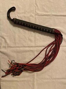  A black red leather 12 tail braided riding whip gay interest leatherman - Picture 1 of 4