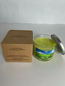 Vela de 3 mechas Avon Fresh Field 11 oz - Imagen 1 de 2
