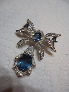 Attwood & Sawyer Brooch Vintage 1980s Sapphire Blue Bow Dangle Rhinestone 4cm A1 - Imagen 1 de 4