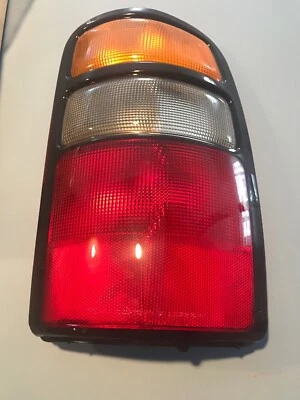 LUZ TRASERA DERECHA/PASAJERO CHEVROLET/GMC YUKON/TAHOE/SUBURBAN 2004-2006 15113218 Foto 1 de 4