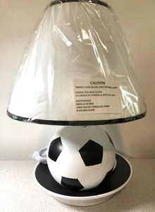 JUDLAPH~KID/ADULT CERAMIC SOCCER BALL TABLE LAMP & SHADE~ Brand New!! AWESOME!! - Bild 1 von 12