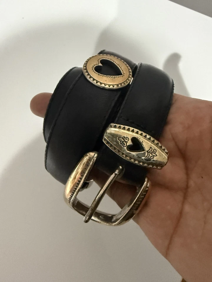 "CINTURÓN DE CUERO NEGRO BRILLANTE CON CONCHO CORAZÓN VAQUERO VAQUERO PLATEADO TALLA M 35""" Foto 1 de 4