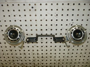 YAMAHA 1982 82 XJ750 M XJ 750 MAXIM HORN HORNS BEEP BEEP PAIR SET CHROME OEM - Picture 1 of 23