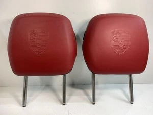 Reposacabezas asiento trasero rojo Porsche Cayenne (92A) 2017 con logotipo Porsche OEM - Imagen 1 de 7