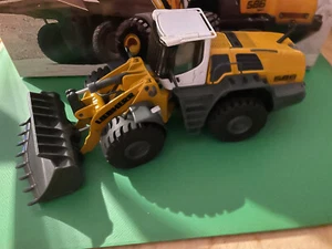 Liebherr L586 Radlader mit Kiesschaufel Version 2 schwarze Räder  OVP von NZG - Bild 1 von 4