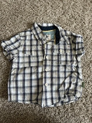 Camisa con botones de manga corta genuina para niños de Oshkosh talla 12 meses Foto 1 de 4