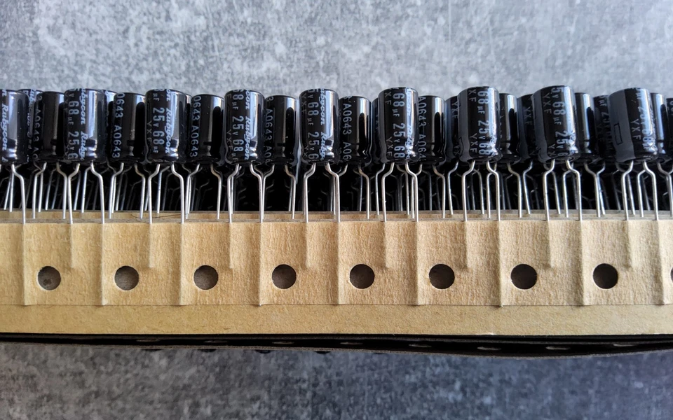 6 Stück ELKO 68uF 25V 105°C Elektrolytkondensator Radial Gegurtet Rubycon - Bild 1 von 1