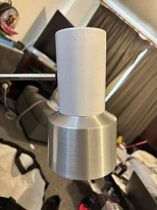 Lampada da scrivania moderna regolabile con paralume in metallo - Foto 1 di 5