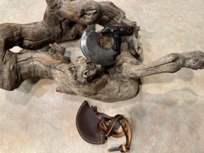 Cuchillo de hoja de acero Ulu Damasco miniatura, mango de carbono percha de cuello de cuero Foto 1 de 3