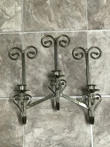 Aplique de pared de latón ONE Home Interiors sostiene corazones ajustables para 3 velas - Imagen 1 de 10