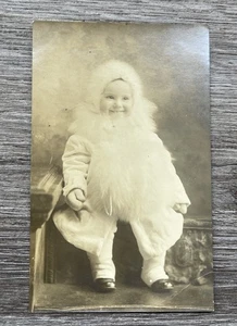 RPPC de lindo bebé vestido de piel - Imagen 1 de 2