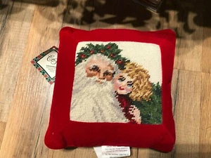 C & F NADELSPITZE WEIHNACHTSKISSEN DEKOR KLEIN (WEIHNACHTSMANN UND MÄDCHEN)  - Bild 1 von 2