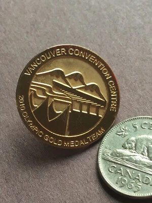Prendedor del Centro de Convenciones de los Juegos Olímpicos de Vancouver 2010 equipo medalla de oro nuevo raro Foto 1 de 2
