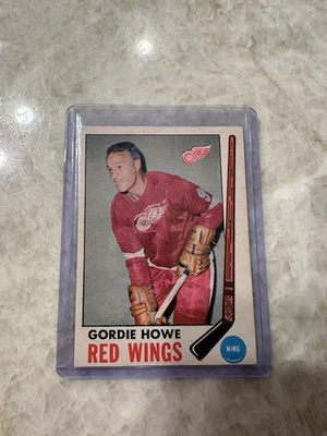1969 - 70 年 OPC O-Pee-Chee Gordie Howe 带底特律红翼邮票 #61 卡 — 第 1/4 张图片
