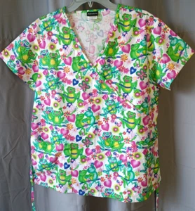 Blusa Médica Absolute Dos Bolsillos Ranas y Corazón Lazo Atrás Mangas Cortas Para Mujer Med - Imagen 1 de 13
