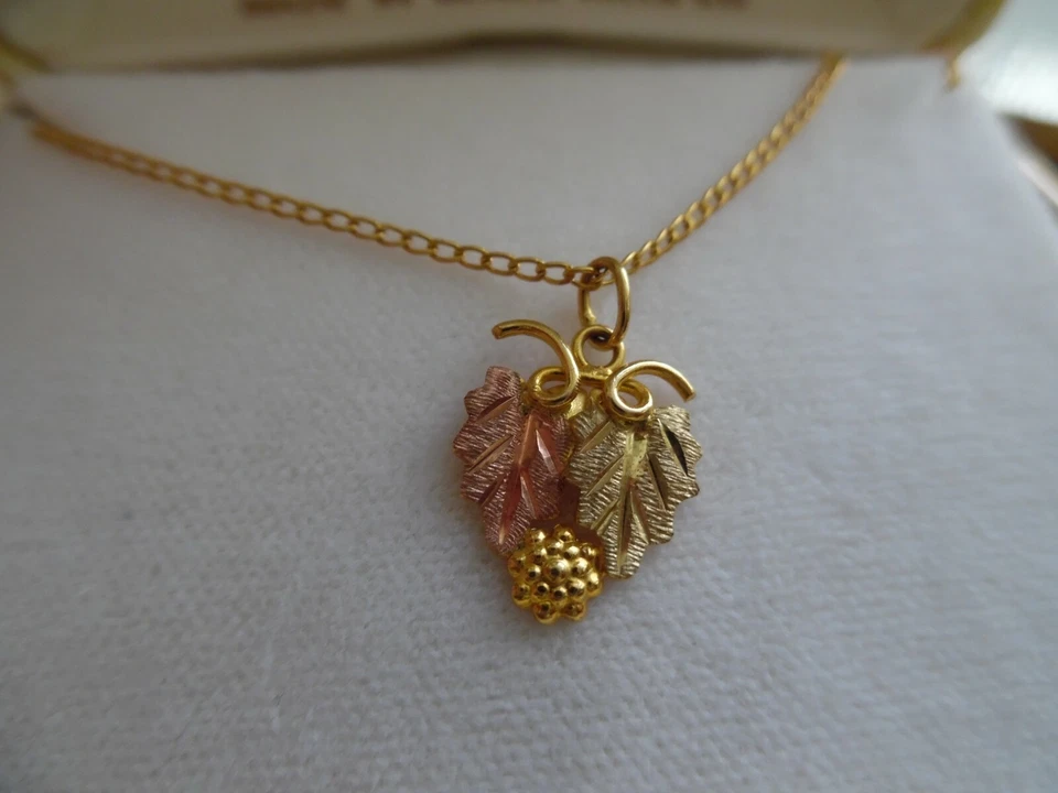 Colgante Landstrom's Black Hills oro 10K dos hojas enredaderas y uvas Foto 1 de 4