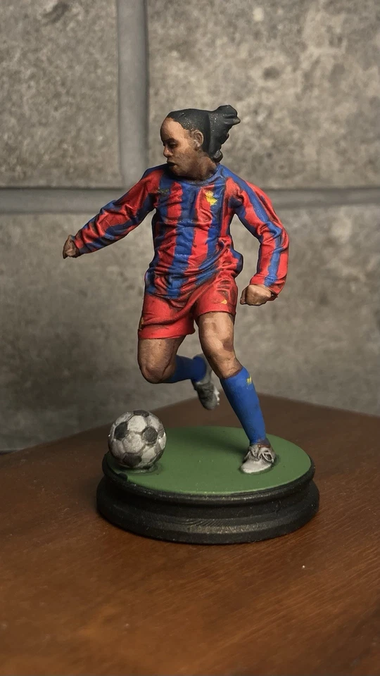 Statuetta Ronaldinho Gaucho Con La Maglia Del Barcellona 6cm Circa - Immagine 1 di 4