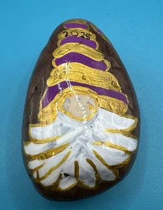 Gnomo scuola arte rupestre dipinto a mano oro e viola colori roccia - Foto 1 di 4