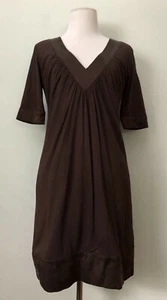 Laundry by Design einfarbig braun Gr. 0 gefüttert Plissee V-Ausschnitt Kurzarm Kleid; gebraucht, in einwandfreiem Zustand - Bild 1 von 10