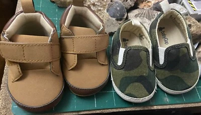 Zapatos sin cordones Baby Gap camuflaje talla 0-3 meses y Carters "botas" usadas una vez Foto 1 de 4