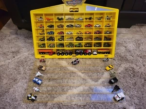 Gros lot de voitures et étui de transport micro machines vintage années 80 - Photo 1 sur 3