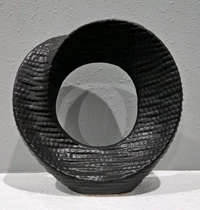 Escultura Recorte Circular Abstracto Negro Mate Texturizado Cerámica Contemporánea 10" - Imagen 1 de 6