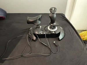 Thrustmaster T.Flight Hotas One Flugsimulation-Joystick für Xbox One und PC - Bild 1 von 4