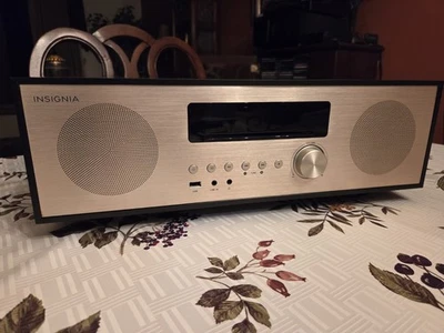 Insignia NS-HAIOR18 All-In-One Stereo - perf. cond. - w/accessories - Free Ship! - Image 1 of 4