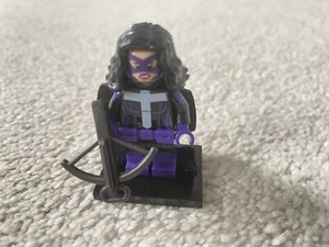 🟢 Jägerin aus LEGO DC Comcs Super Heroes Minifiguren Serie (71026) - Bild 1 von 2