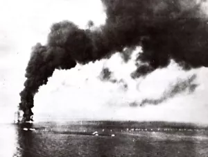 WWII Off Sicily Enemy Tanker sunk by RAF Beaufighters old Photo 1944 - Imagen 1 de 4