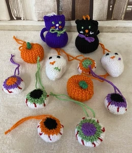 Handgestrickte Halloween Set 12 x Hängedeko Spielzeug Katzen Augäpfel Geist* - Bild 1 von 7