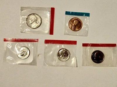 MIXED COINS - FROM MINT SETS - (5 COINS) - COMBINED SHIPPING - Image 1 of 2