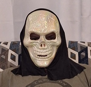Máscara de calavera blanca de Halloween de plástico aterradora con tela negra para tirar - Imagen 1 de 7