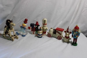 8 Vintage Weihnachtsschmuck aus bemaltem Holz - Bild 1 von 4