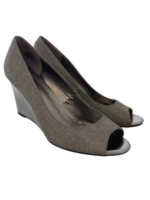 Zapatos de salón Bandolino BDTufflove talla 9 sin cordones cuña punta abierta topo brillo metálico Foto 1 de 4