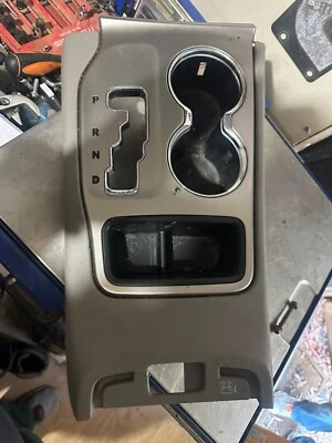 11-13 JEEP GRAND CHEROKEE OEM CONSOLA CENTRAL DELANTERA PALANCA DE CAMBIOS BISEL Y PORTAVASOS Foto 1 de 3