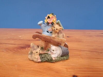 Estatuilla de mesa de gatos lindos juguetones ~ cuidadores de estante, fondo de fieltro Foto 1 de 4