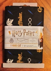 1 YARD OF HARRY POTTER GRYFFINDOR HOUSE LION CREST 100% COTTON FABRIC - Picture 1 of 2