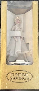 Banco de monedas Marilyn Monroe años 60 11" ahorro de tiempo de ejecución fan sexy upskirt EN CAJA, B28 - Imagen 1 de 4