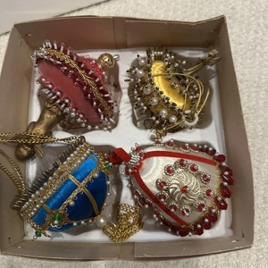 4 einzigartige Weihnachten ausgefallene Perlen Stecknadel Vintage Ornamente Handarbeit Pailletten Posten - Bild 1 von 16