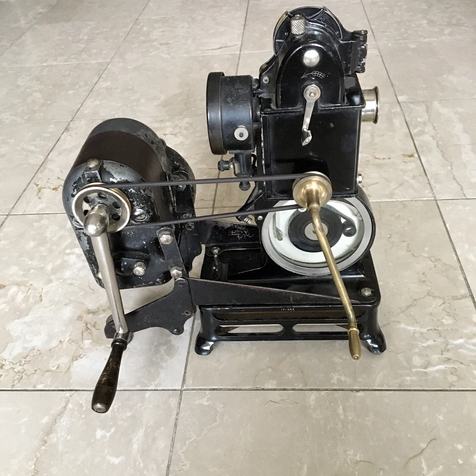 RARE: Pathe Baby « Le Missionnaire » à systeme portatif magneto + 15 Films neufs - Photo 1/4