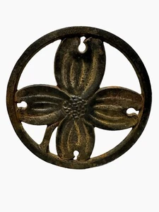 Trivet flor de cornejo de hierro fundido Virginia Metalcrafters H. Burns 1952 - Imagen 1 de 5