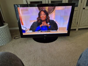 LG TV 48 inch good condition, bright rich color, - Picture 1 of 4