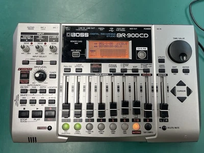 Grabadora/mezcladora digital portátil Boss BR-900CD, enciende, sin sonido Foto 1 de 3