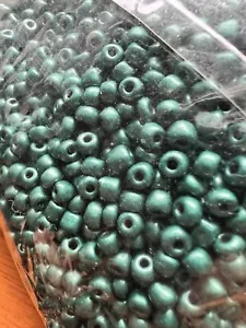 370g Bulk Bag Of Seed Beads Green Metallic Glossy Opaque Size 6/0 (q70) - Picture 1 of 1