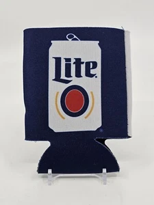 Bottiglia lattina birra bandiera USA 2018 Miller Lite Koozie Cooler una bella birra Pilsner NUOVO - Foto 1 di 2